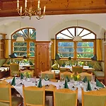 ホテル Michel Am Badepark 4*